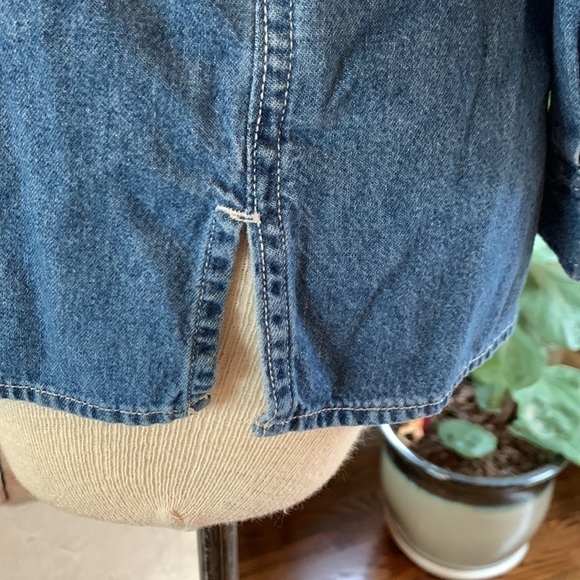 𝅺vintage denim embroidered Christmas button down size small - Picture 5 of 6